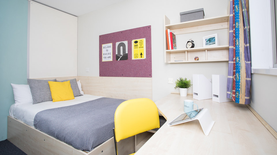Bedroom with desk in Quantum Court
